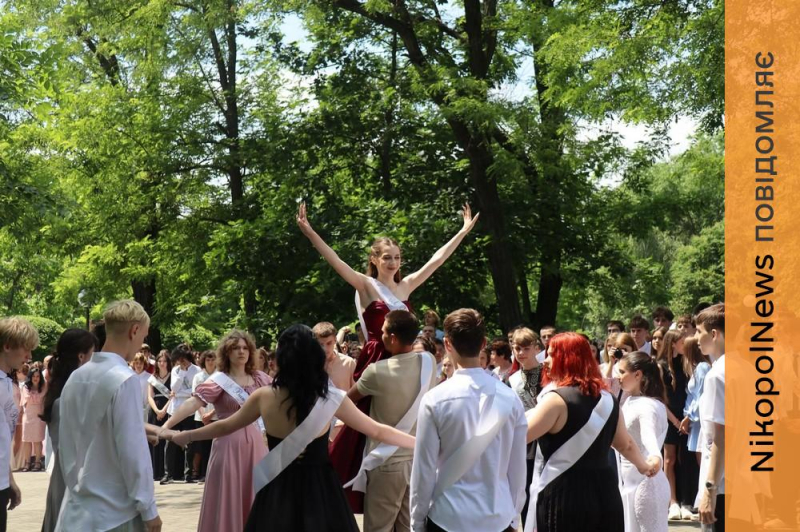З них 10 отримали дипломи з відзнакою: майже 200 випускників Покрова попрощалися зі школою у 2026 році (фото)